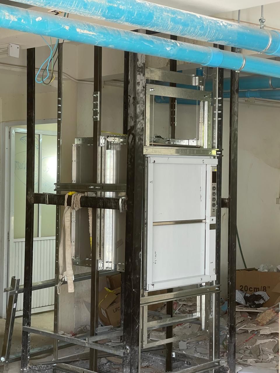 Этот лифт установлен в элитном ресторане. Классический лифт из нержавеющей стали с решетчатыми профилями, 4/4/4.