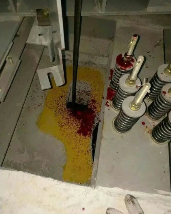 Становится холодно, и тросы лифта покрыты маслом и грязью. Техник по обслуживанию протирает их на полной скорости — руки устали!